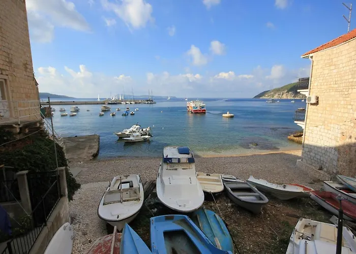 Seaside House Komiza, Vis - 3469 בית נופש *