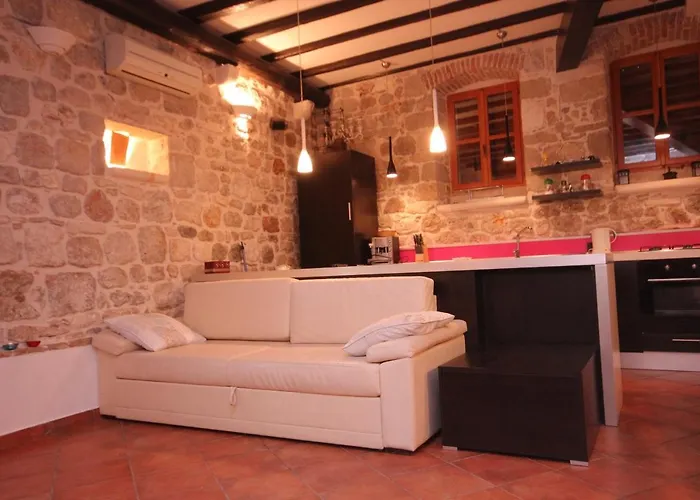 Seaside House Komiza, Vis - 3469 בית נופש *